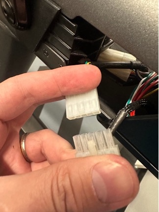 RUN_console_wiring_unplug_2_300.jpg